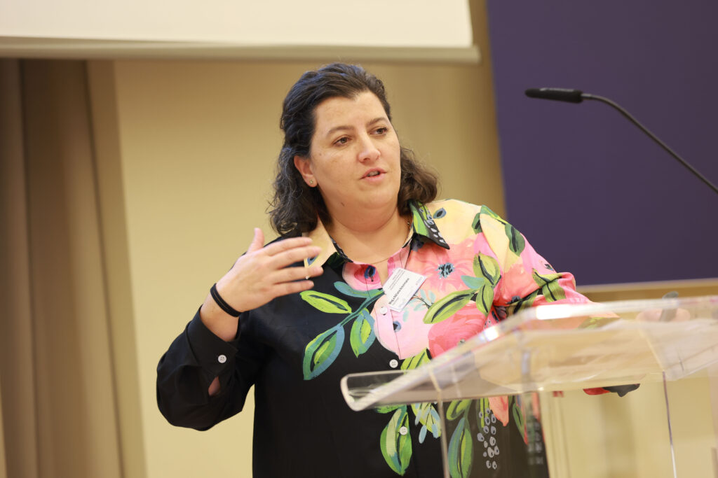 Foto: Mag.a Adriana Ackermann (Klinische Psychologin, Klinikum Wels-Grieskirchen) während ihres Vortrags zum Thema „(De-)Eskalation von professionell und nichtprofessionell Beteiligten im Kinderschutz“. © F. Neumayr