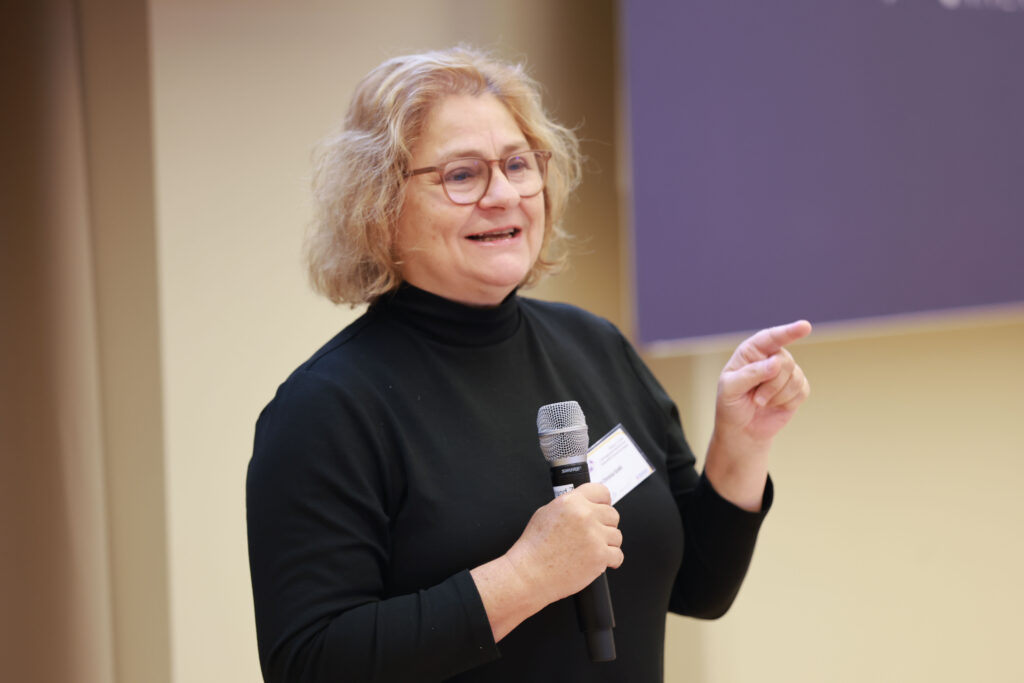 Foto: DDr.in Chryssa Grylli (Pädiaterin bei FOKUS – Forensische Kinder- & Jugenduntersuchungsstelle, UK. f. Kinder- und Jugendheilkunde Wien) während ihres Vortrags zum Thema „FII erkennen – Stigmatisierung vermeiden: Ein Balanceakt im Kinderschutz“. © F. Neumayr