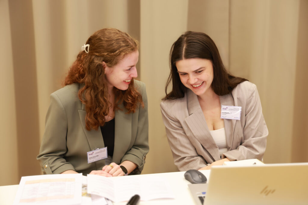 Foto v. l.: Maria Hirsch, M.Sc. (Assistentin des Abteilungsvorstandes, UK f. für Kinder- und Jugendchirurgie der PMU Salzburg) und Kira Borgardt, B.Sc. (Assistentin der ÖGKiM). © F. Neumayr